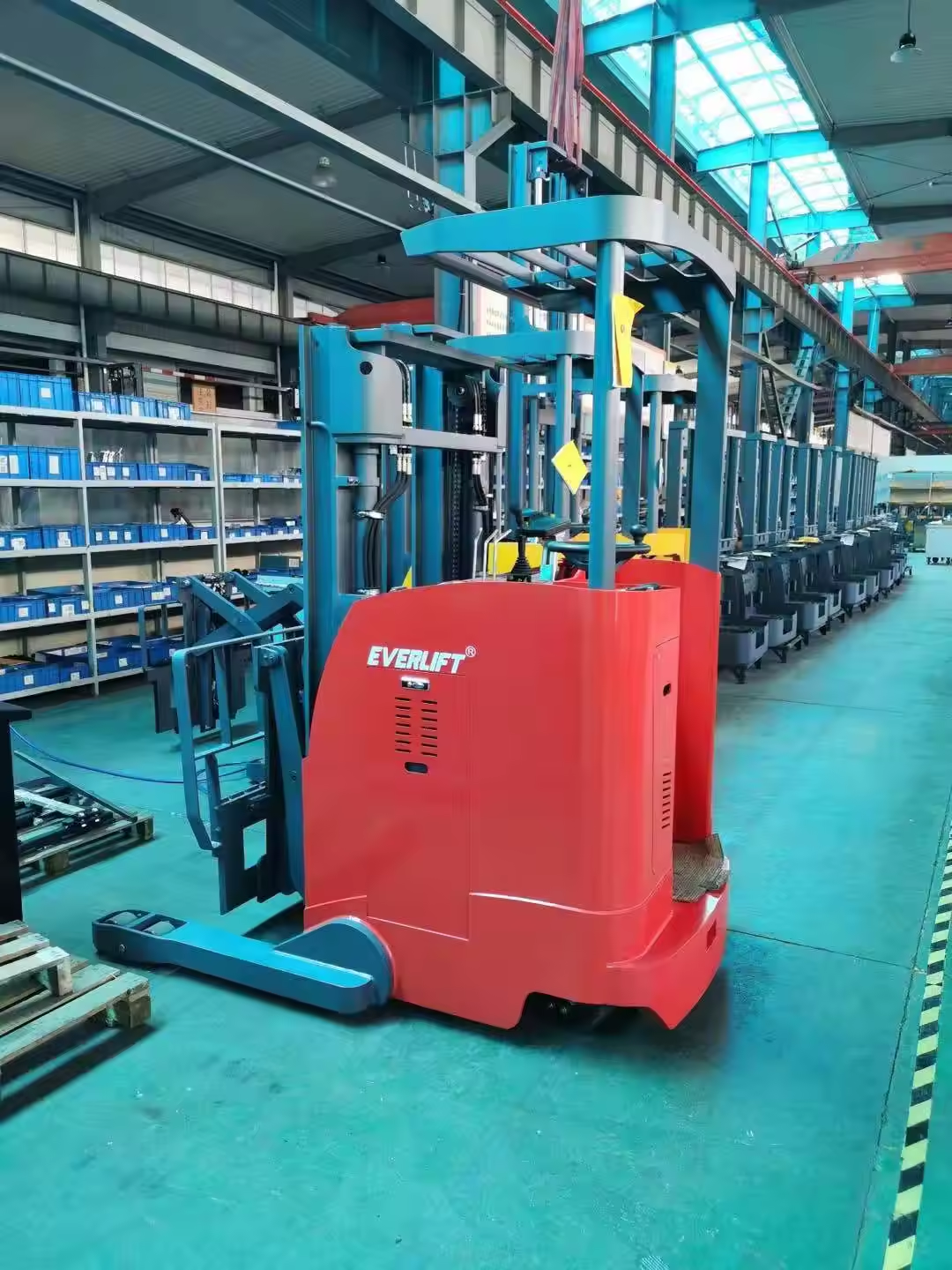 Everlift 2 Ton 6 M Double Scissor Reach Truck Electric Stacker Forklift Seated With Narrow Aisle China Forklift