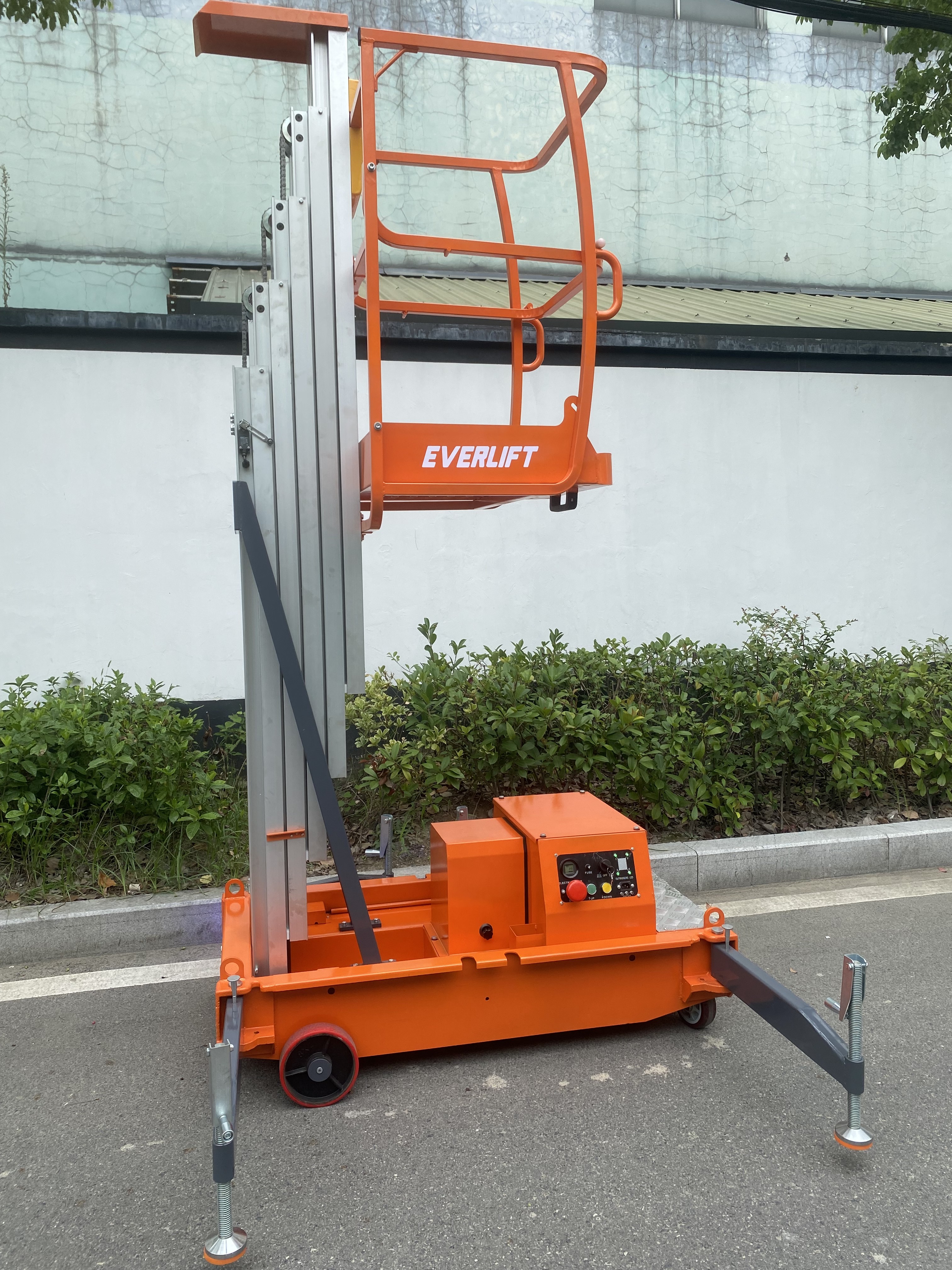 6M 8M 10M 200Kg Single Mast Mobile Aluminium Work Platform