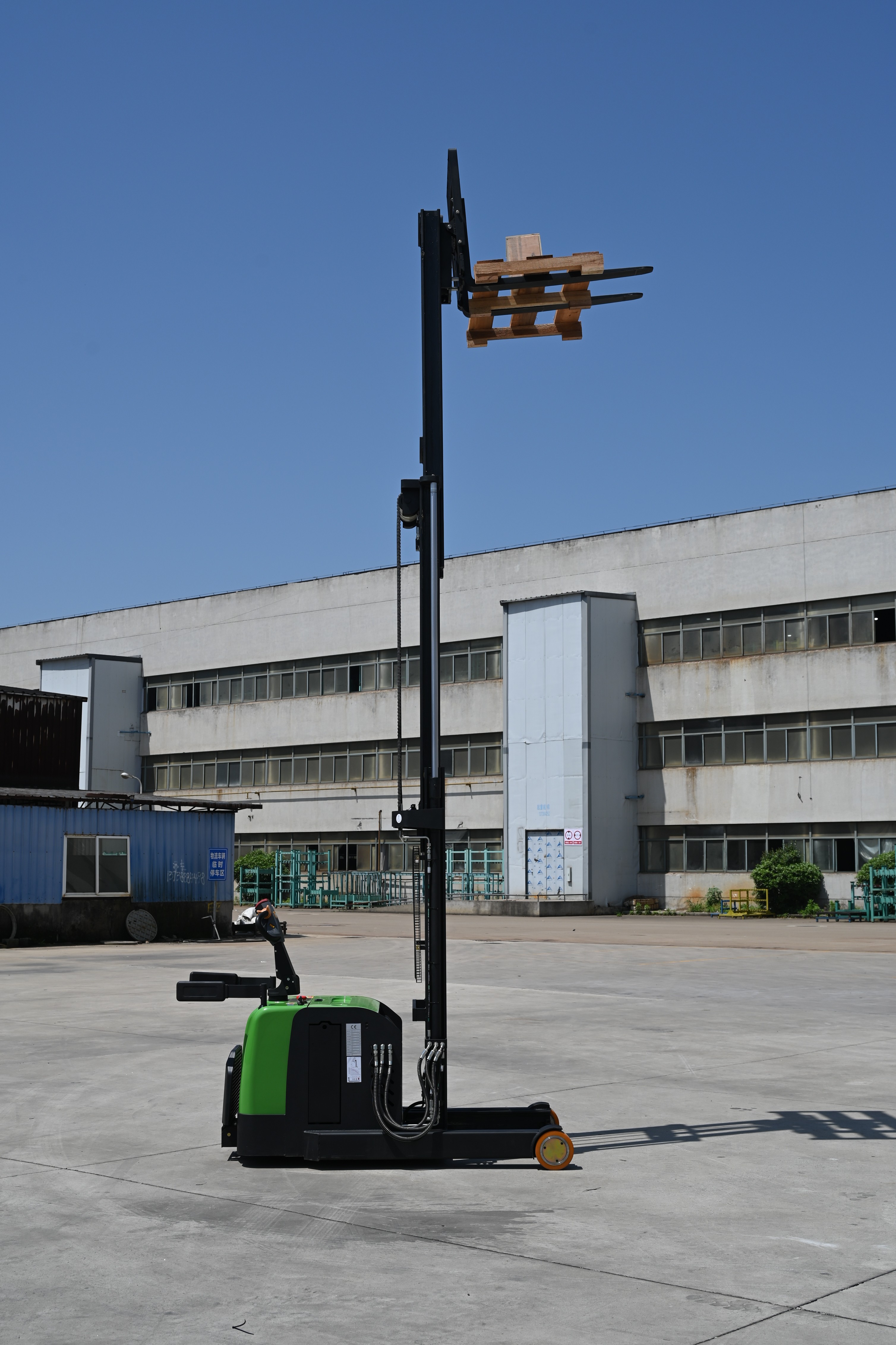 3m-5m 1.2t-2t Narrow Channels Pallet Lifter Stand on Container Electric Reach Stacker
