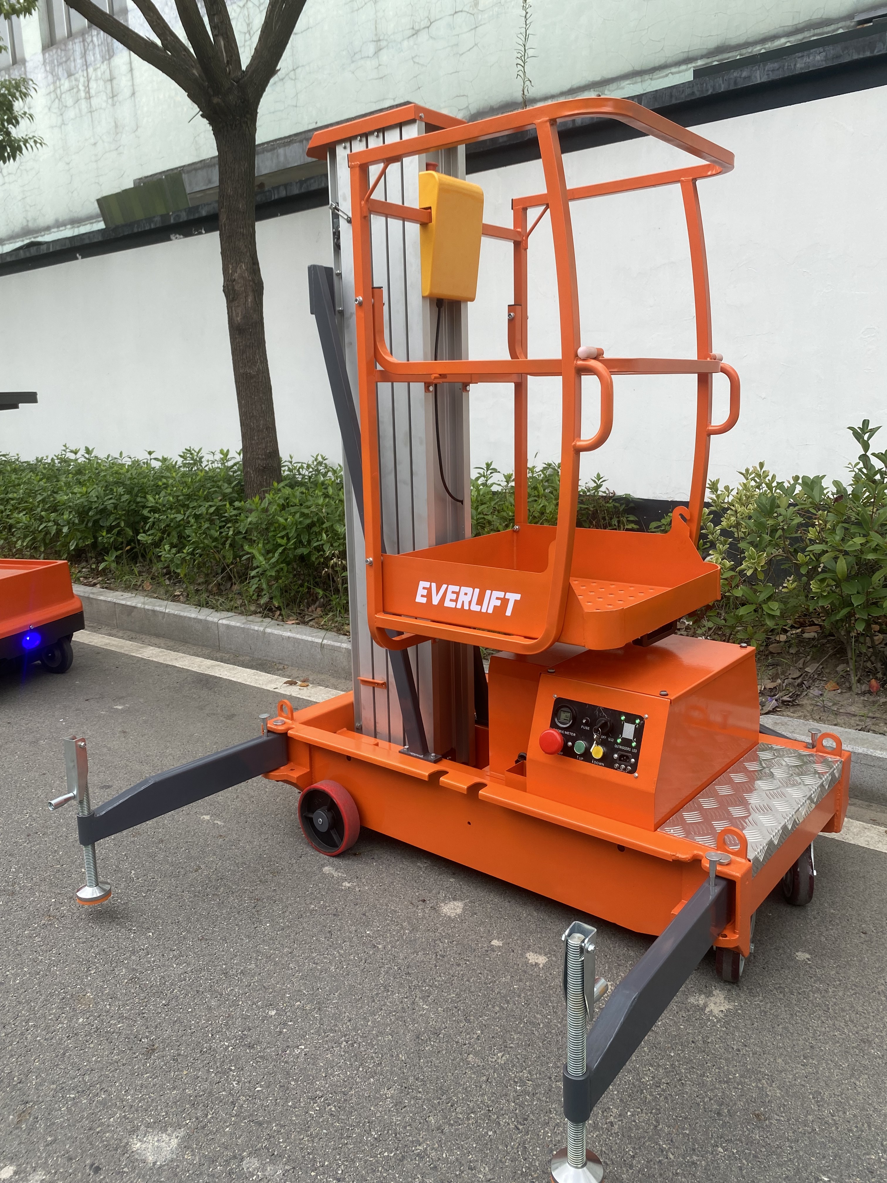 6M 8M 10M 200Kg Single Mast Mobile Aluminium Work Platform