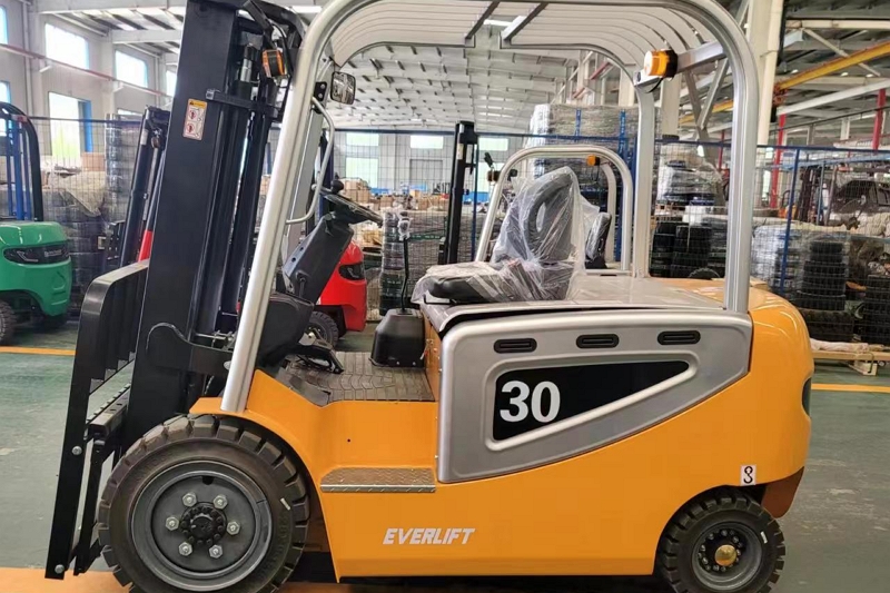 Electric forklift 3m with 2stage mast1.jpg